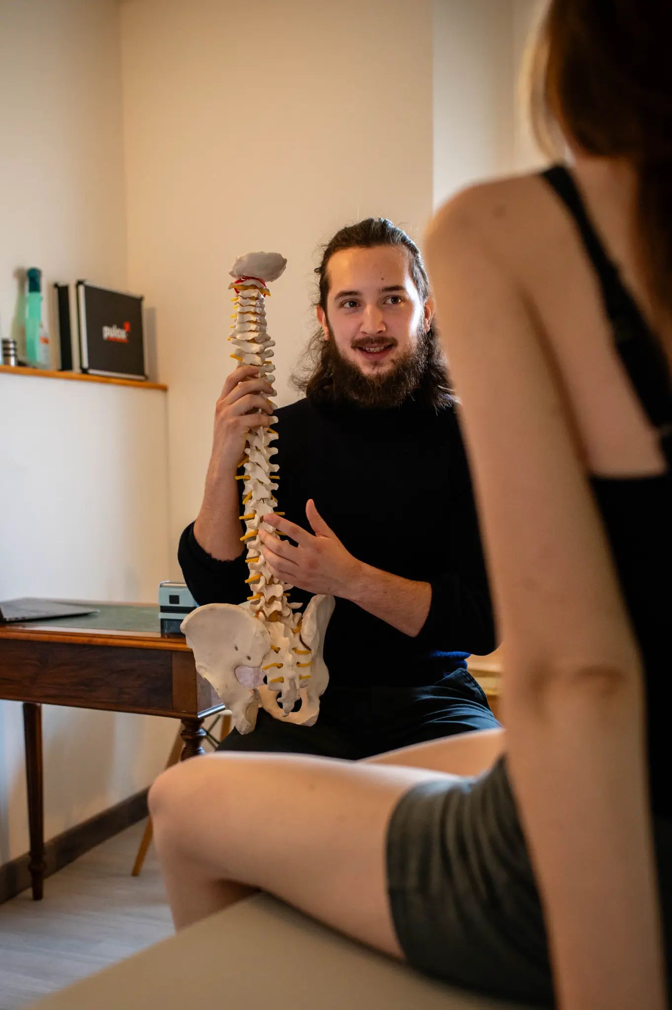 Jean-Rémi Tomasini analysant la mobilité de la colonne vertébrale avec une sportive