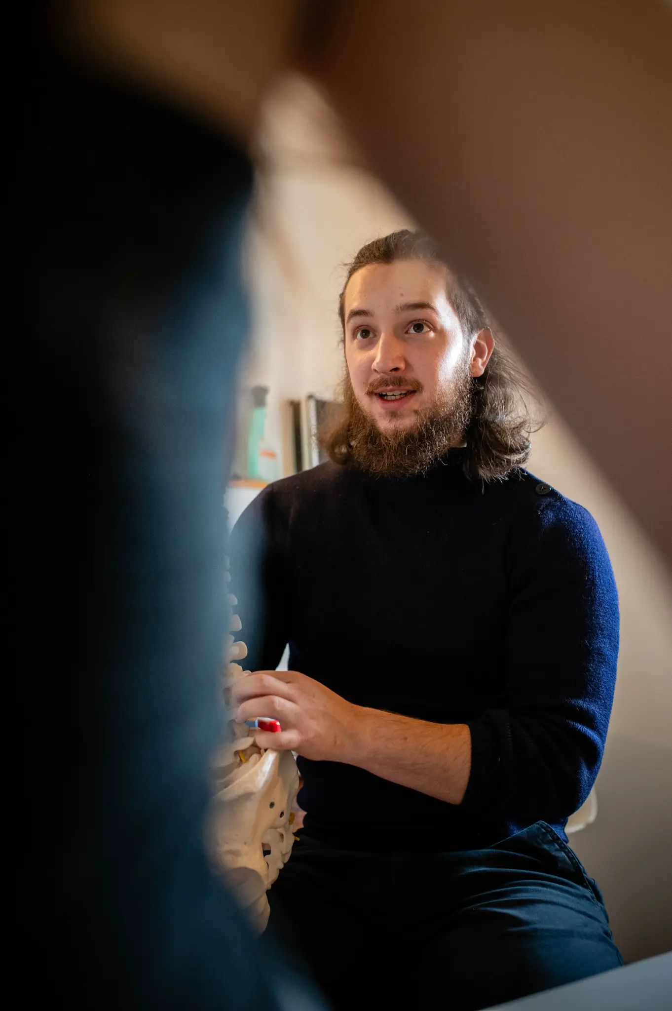 Jean-Rémi Tomasini, ostéopathe D.O., en consultation à son cabinet de Lannion