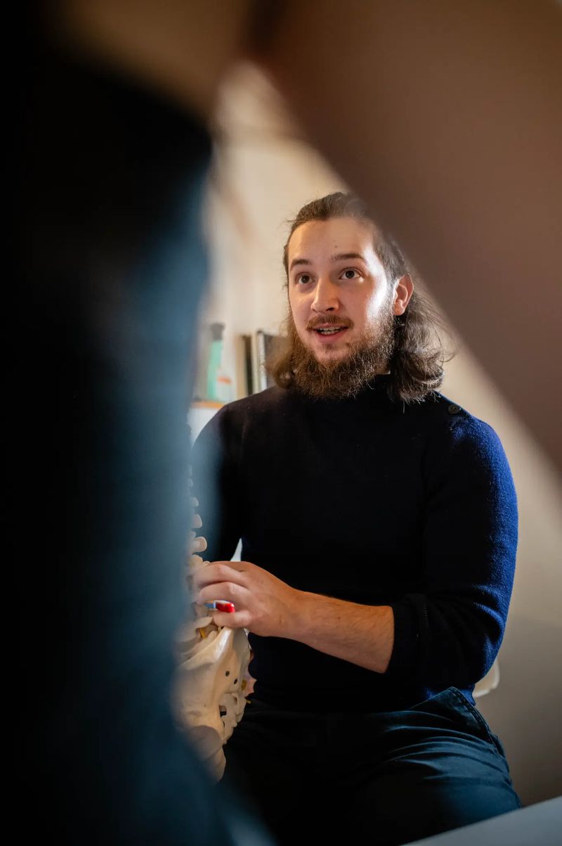Jean-Rémi Tomasini, ostéopathe D.O., en consultation
