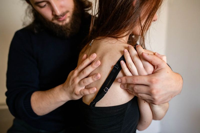 Travail ostéopathique sur l'épaule d'un sportif